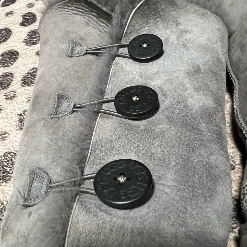 Tall Three Button Wrap Bailey UGG Boots 🩶 - Picture 4 of 13